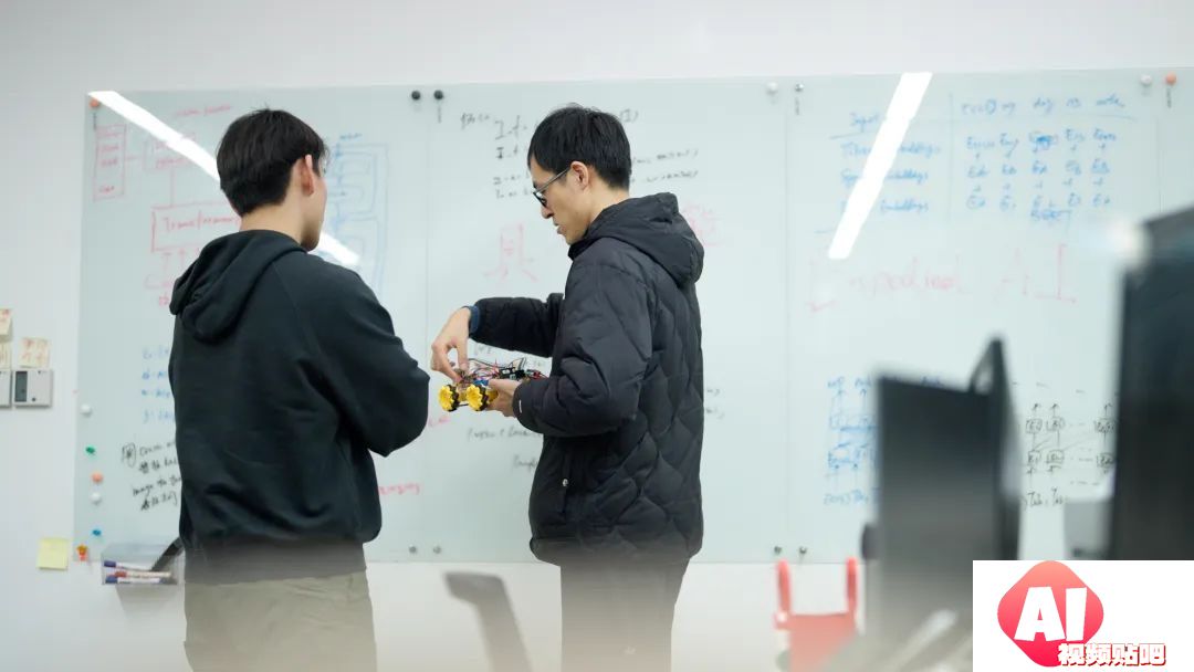 2024年秋季学期最后一节AI课，80多位复旦同学人手一个机器人 