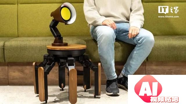 六脚AI机器人Mi-Mo亮相CES2025，头部是个台灯
