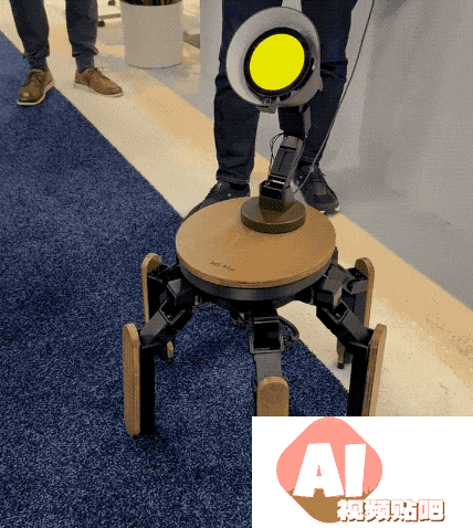 六脚 AI 机器人 Mi-Mo 亮相 CES 2025，头部是个台灯