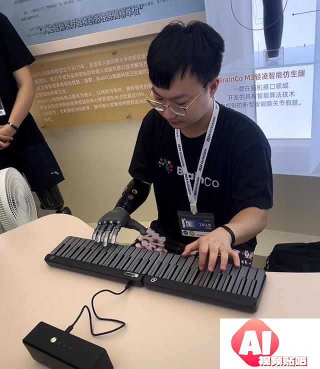 外滩大会科技展：30多个机器人大显身手，10余个大模型扎推“实验室”